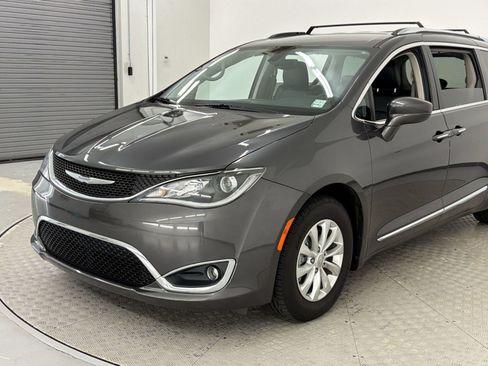 Used 2018 Chrysler Pacifica Touring-L FWD image 26