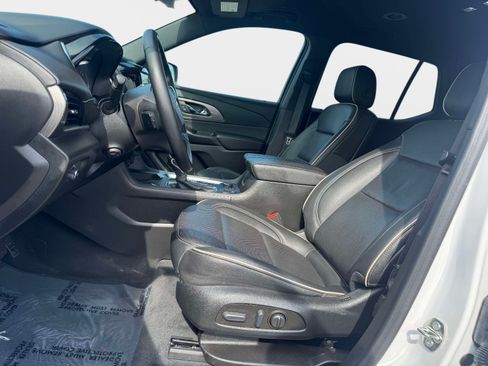 Used 2023 Chevrolet Traverse Premier FWD image 13