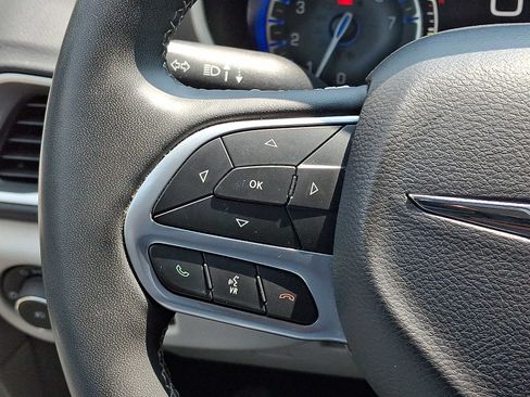 Used 2023 Chrysler Pacifica Touring-L FWD image 23