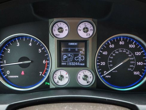 Used 2011 Lexus LX 570 4WD w/ Luxury Pkg image 7