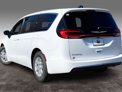 New 2026 Chrysler Pacifica Select image 3