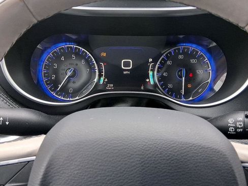 Used 2020 Chrysler Pacifica Limited image 9