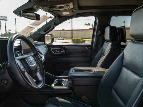 Used 2023 GMC Yukon XL SLT w/ SLT Premium Package image 14