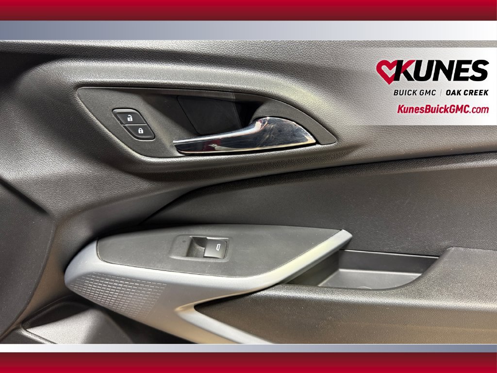 Used 2025 Chevrolet Trax RS FWD image 35