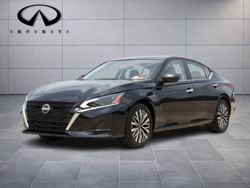 Used 2025 Nissan Altima 2.5 SV FWD image 1