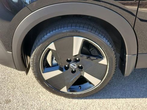 Certified 2025 Nissan Kicks SR image 9