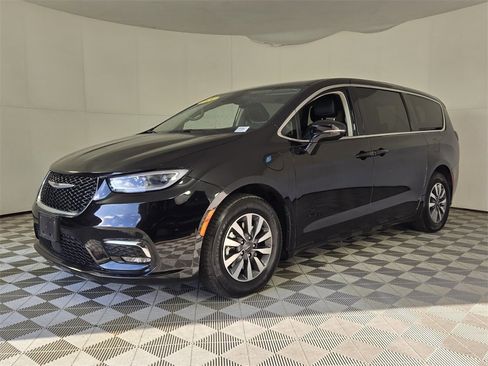 Used 2024 Chrysler Pacifica Select image 4