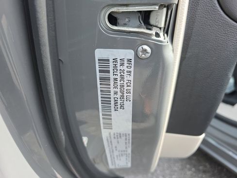 Used 2023 Chrysler Pacifica Touring-L image 38