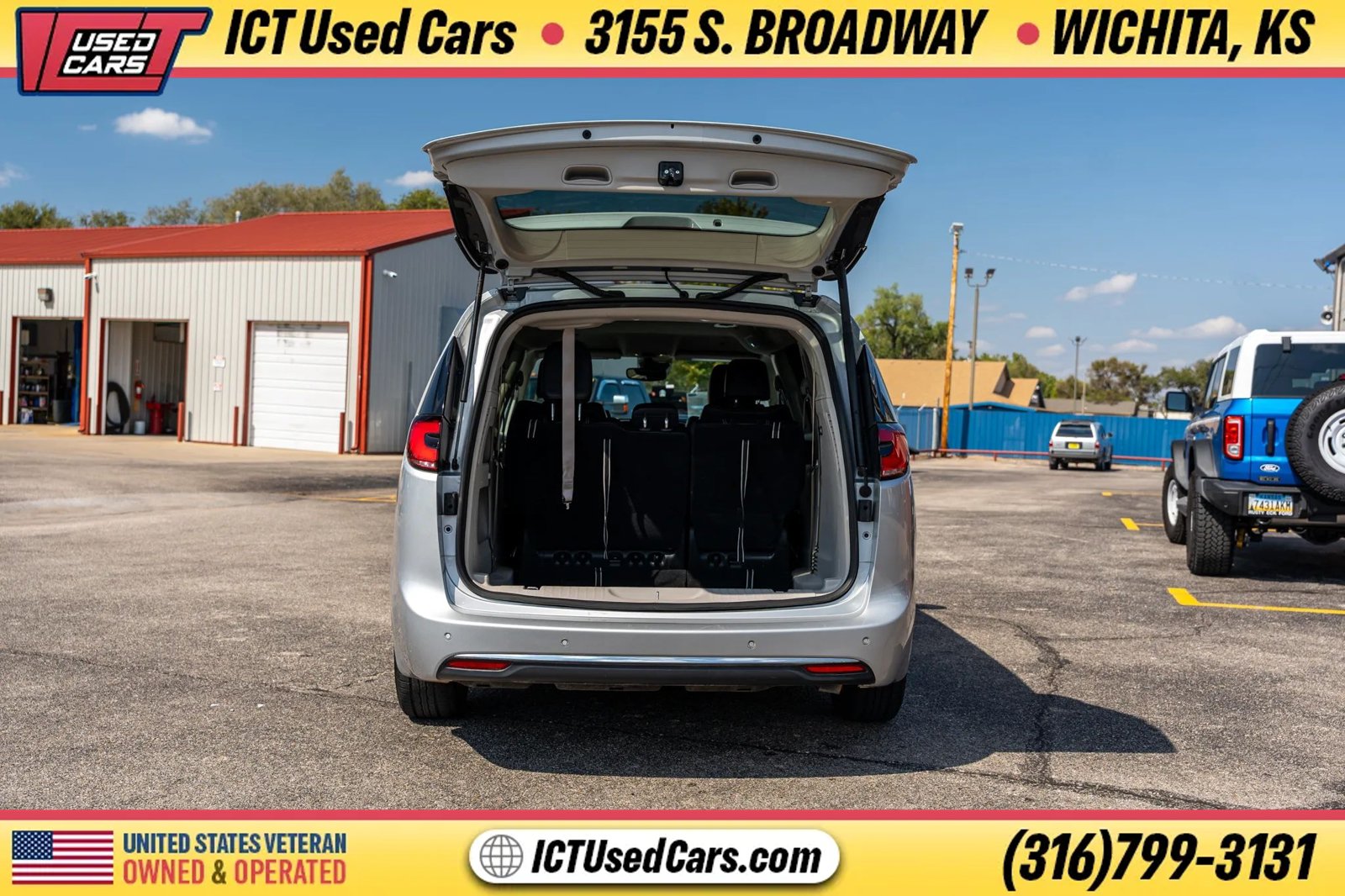 Used 2024 Chrysler Pacifica Touring-L FWD image 5