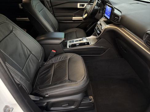 Used 2022 Ford Explorer XLT image 14