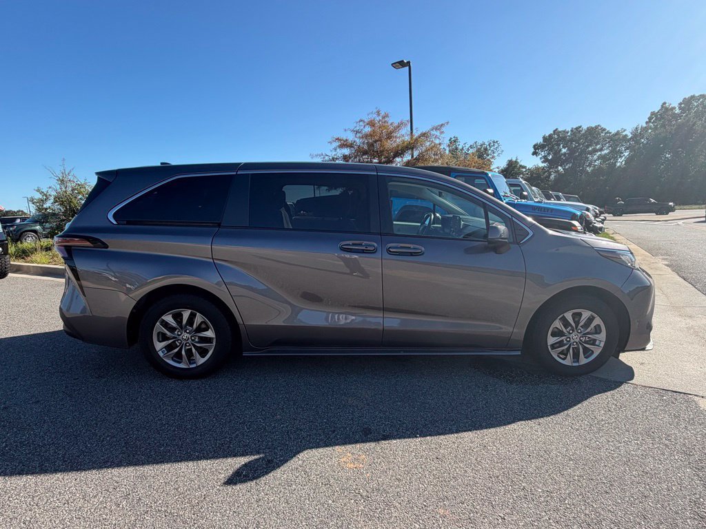 Used 2023 Toyota Sienna LE FWD image 19