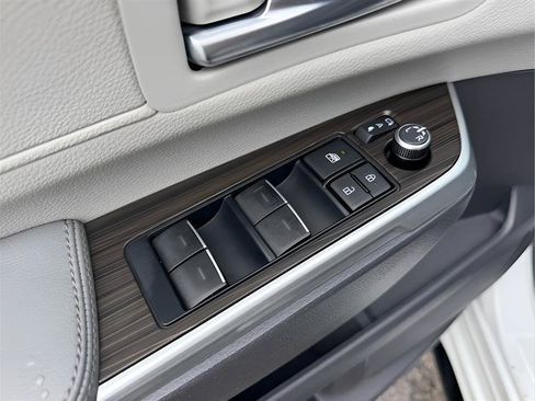 Used 2022 Toyota Sienna Limited FWD image 19
