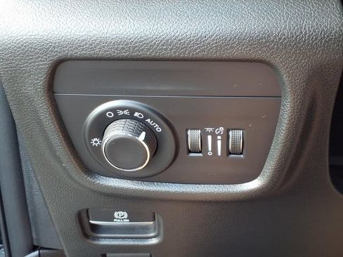Used 2025 Jeep Grand Cherokee Altitude AWD/4WD image 13