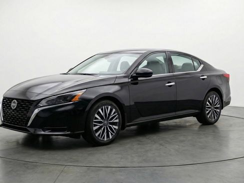 Used 2025 Nissan Altima 2.5 SV image 3