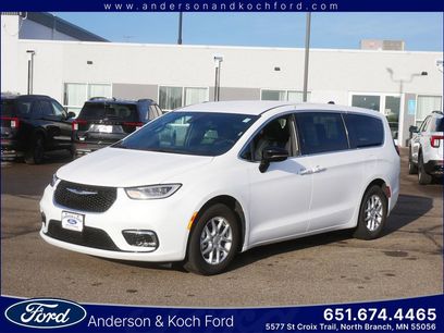Used 2025 Chrysler Pacifica Select