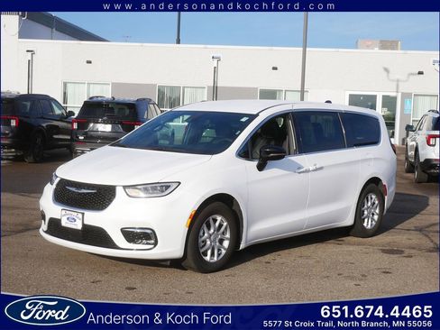 Used 2025 Chrysler Pacifica Select image 1