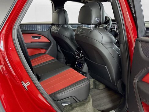 Used 2022 Bentley Bentayga image 30