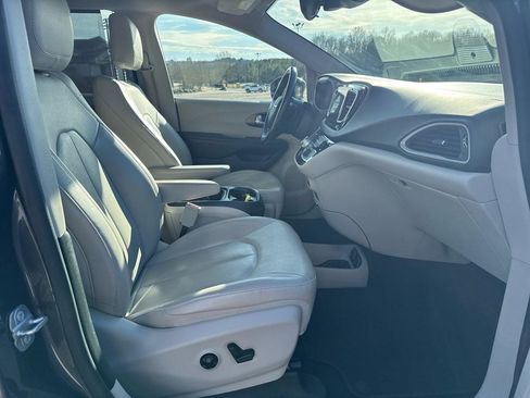 Used 2018 Chrysler Pacifica Touring-L w/ Advanced Safetytec Group image 26