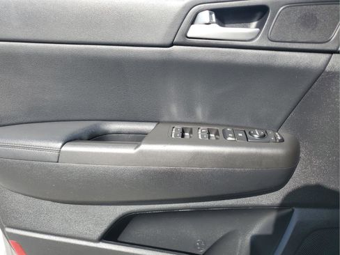 Used 2020 Kia Sportage S image 18