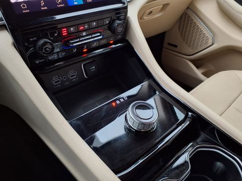 Used 2022 Jeep Grand Cherokee Limited w/ Luxury Tech Group II image 25