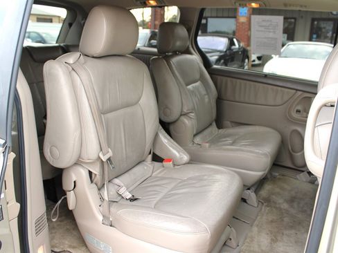 Used 2005 Toyota Sienna XLE image 19