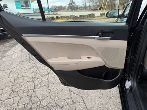Used 2019 Hyundai Elantra SE image 11