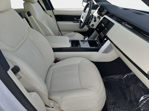 Certified 2025 Land Rover Range Rover SE image 10