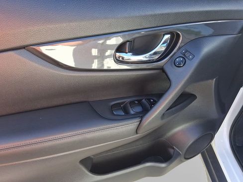 Used 2020 Nissan Rogue SV FWD image 14