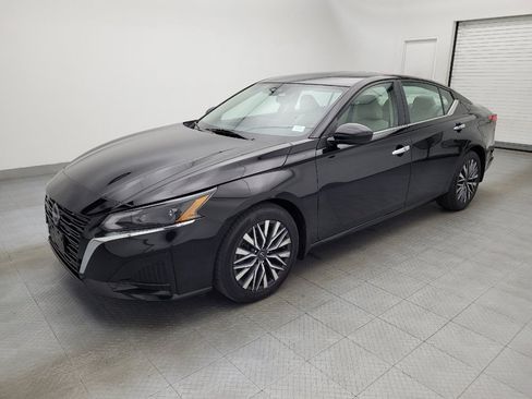 Used 2023 Nissan Altima 2.5 SV w/ SV Premium Package image 2