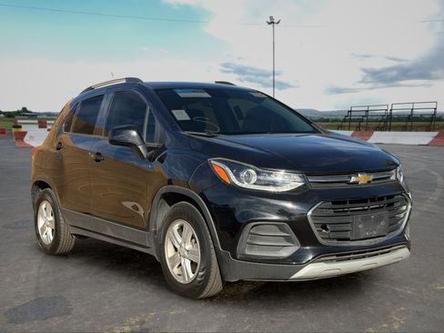 Used 2022 Chevrolet Trax LT w/ LT Convenience Package FWD image 2