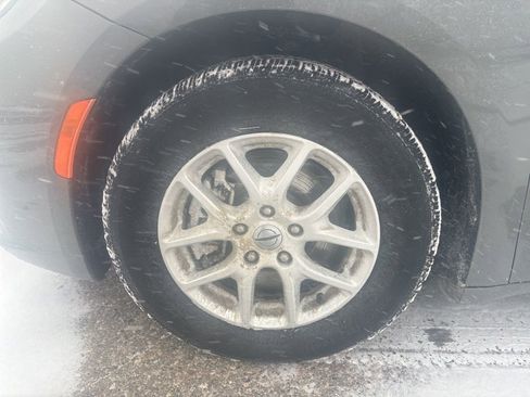 Used 2022 Chrysler Pacifica Touring-L image 9