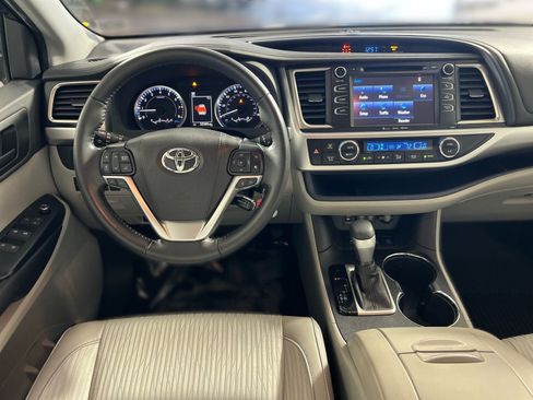 Used 2019 Toyota Highlander Plus AWD/4WD image 24