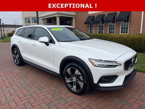 Used 2025 Volvo V60 B5 Cross Country Plus image 5