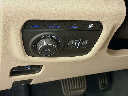 Used 2022 Jeep Grand Cherokee Limited 4xe w/ Luxury Tech Group II AWD/4WD image 17
