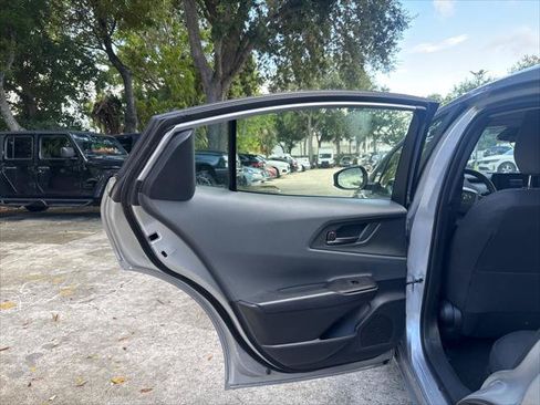 Used 2025 Toyota Prius LE FWD image 17