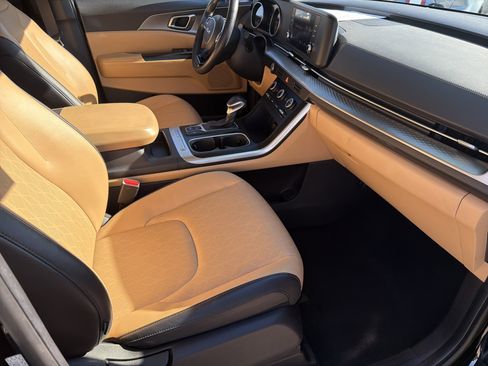 Used 2024 Kia Carnival LX image 23