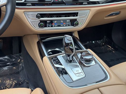 Certified 2022 BMW 750i xDrive w/ Executive Package AWD/4WD image 39