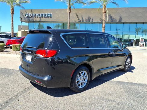 Used 2022 Chrysler Voyager LX image 5