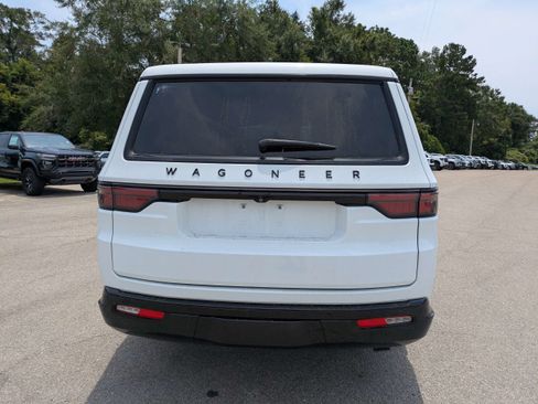 Used 2024 Jeep Wagoneer L Series II w/ Convenience Group I AWD/4WD image 5