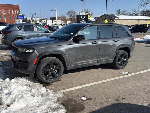 Used 2023 Jeep Grand Cherokee Altitude image 2