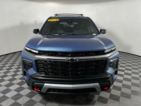 Used 2025 Chevrolet Traverse Z71 image 2