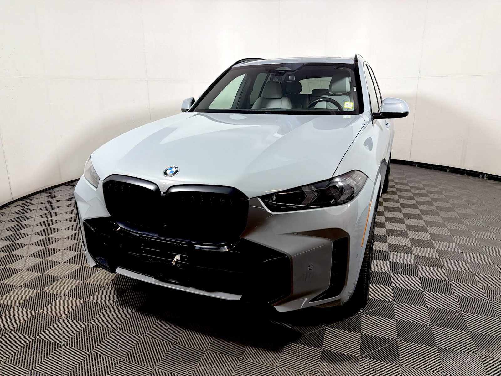 Used 2024 BMW X5 xDrive40i w/ M Sport Package AWD/4WD image 3