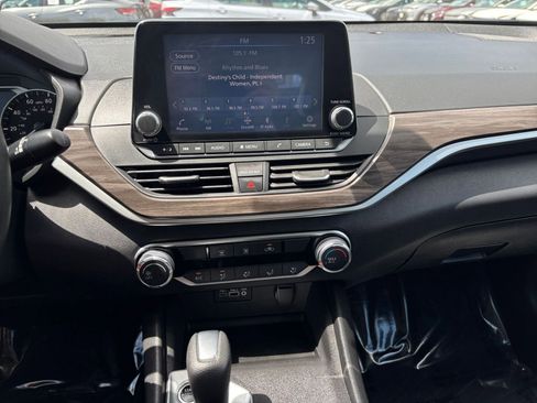Used 2025 Nissan Altima 2.5 SV FWD image 17