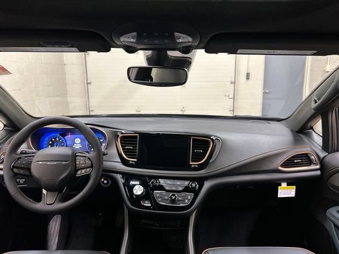 New 2027 Chrysler Pacifica Pinnacle w/ Theater Group AWD/4WD image 18