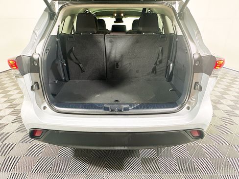 Used 2024 Toyota Highlander LE FWD image 31