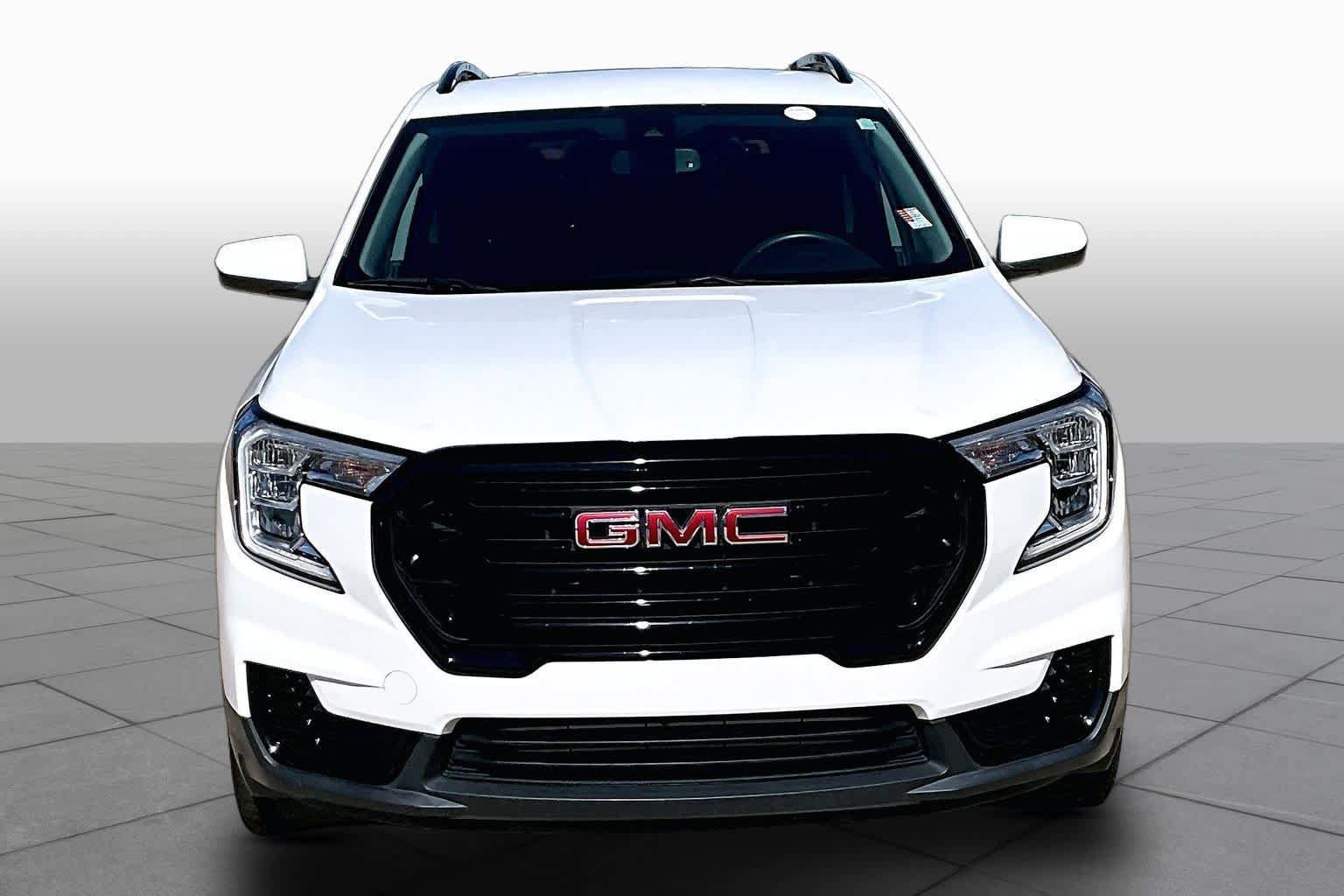 Used 2022 GMC Terrain SLE w/ Driver Convenience Package FWD image 4
