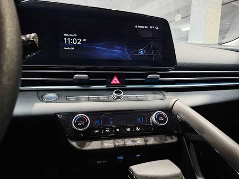 Used 2024 Hyundai Elantra Blue FWD image 15