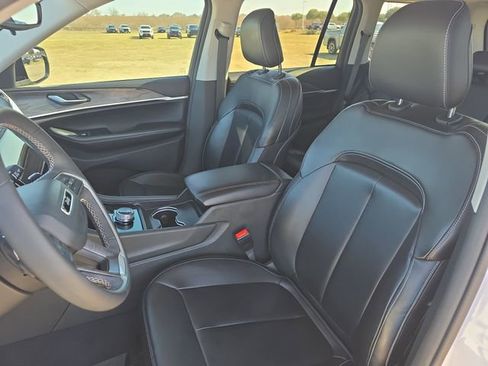 Used 2024 Jeep Grand Cherokee Limited w/ Black Appearance Package image 14