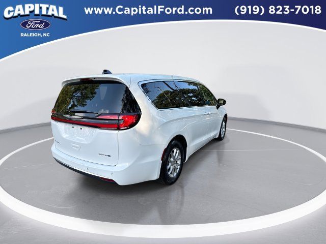 Used 2025 Chrysler Pacifica Select FWD image 8