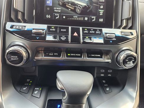 Used 2025 Lexus LX 600 4WD w/ Luxury Package image 19